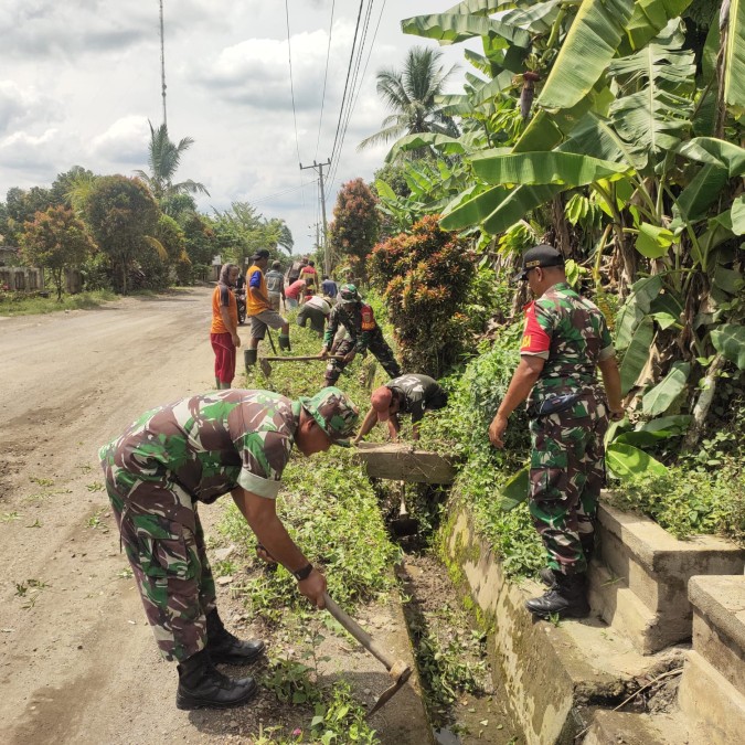 Sertu Abdul Rohim Bersama Warga Gotong Royong Bersihkan Parit di wilayah binaan