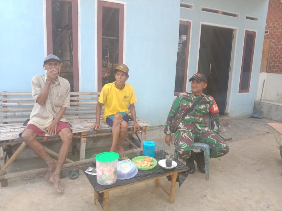 Babinsa Koramil 406-06/Tugumulyo Serda Subur Melaksanakan Komsos Diwilayah binaan.