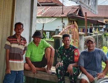 Wujudkan Sikap Toleransi Antar Sesama Babinsa Koramil 406-05/Muara Kelingi Komsos Bersama Warga