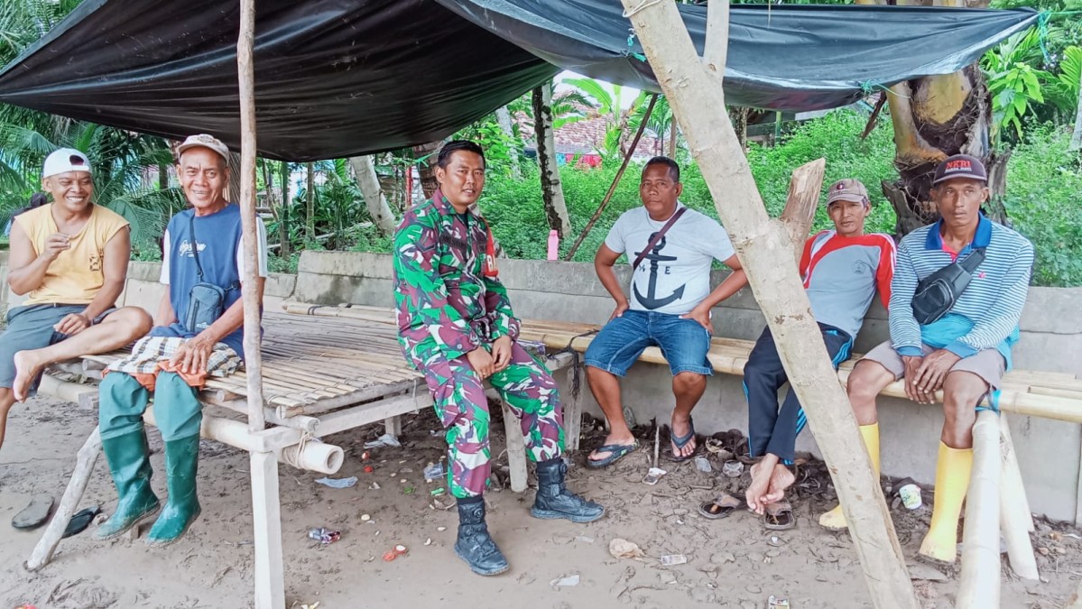 Babinsa Koramil 406-01/Rawas ulu Serda Niki sudoyo komsos bersama warga didesa binaan.