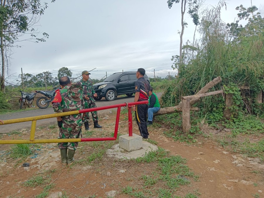Lettu inf Hendri calaus danramil 406-07/Jayaloka turun langsung kelapangan pimpin gotong royong bersihkan kirim kanan jalan poros jayaloka