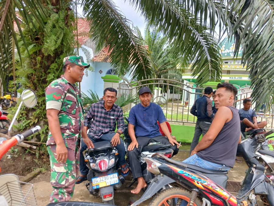 Tingkatkan Kerja Sama Yang Baik, Babinsa Komsos bersama tokoh pemuda dan masyarakat Desa Binaan