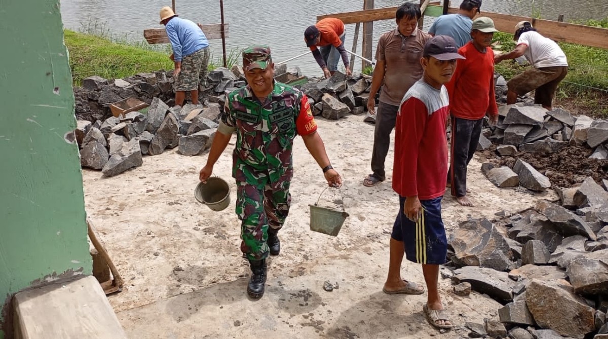 Bersama Warga Babinsa Koramil 406-05/Muara Kelingi Membantu Pekerjaan Bapak Suwito