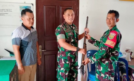 Penyerahan Senpi Rakitan Oleh Babinsa Kepada Komandan Kodim 0406/Lubuk Linggau