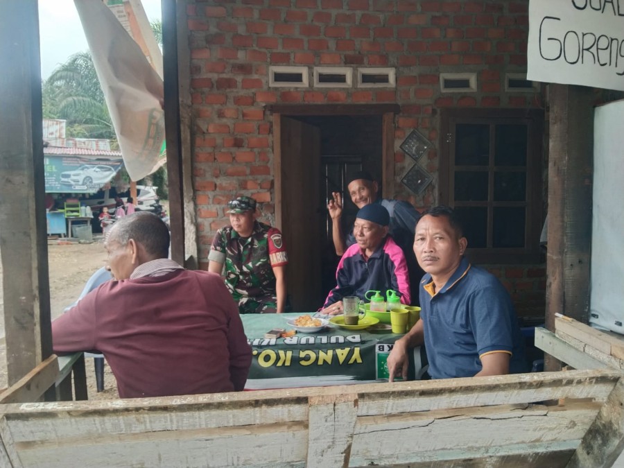 Babinsa Koramil 406-02/Rawas ilir koptu Joni ismed komsos bersama warga didesa binaan.