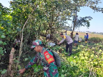 Babinsa Koramil 406-06/Tugumulyo Ajak Warga Gotong Royong Membersihkan Area Sungai