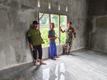 Jalani Silaturahmi Babinsa Koramil 406-03/Rupit Komsos Melaksanakan Komsos Bersama Warga Desa Diwilayah Binaan.