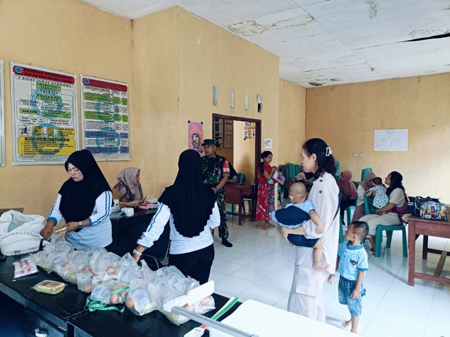 Babinsa Koramil 406-04/Muara Lakitan Dampingi Kegiatan Posyandu di Wilayah Binaan