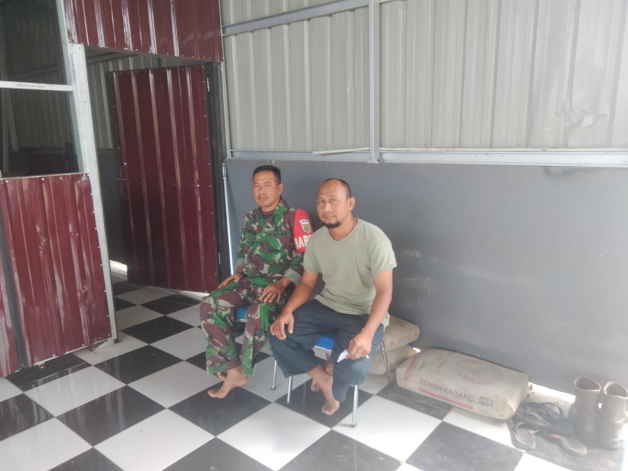 Babinsa Koramil 406-02/Rawas ilir koptu Eko wibowo komsos bersama warga didesa binaan.