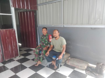 Babinsa Koramil 406-02/Rawas ilir koptu Eko wibowo komsos bersama warga didesa binaan.