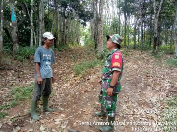 Sertu Amron musalisa jalin Komsos Bersama Petani Karet di wilayah binaan