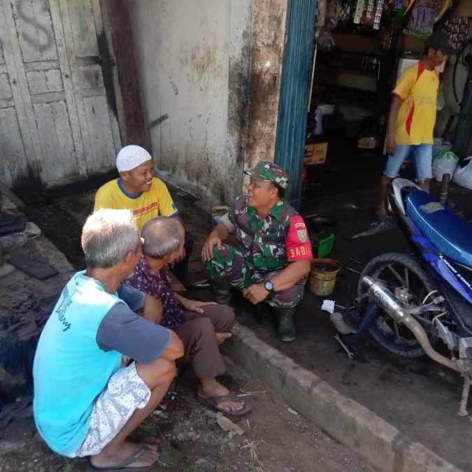 Babinsa Koramil 406-07/jayaloka Sertu amron musalisa komsos dengan tokoh masyarakat di wilayah binaan.