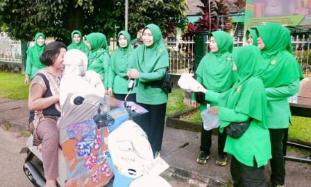 Ibu-ibu Persit Kodim 0406/Lubuk Linggau Berbagi Paket Takjil Gratis