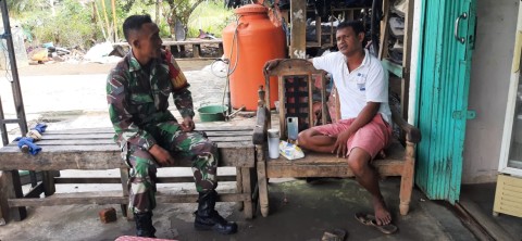 Komsos di Bengkel Motor, Babinsa Berikan Motivasi kepada pemilik bengkel