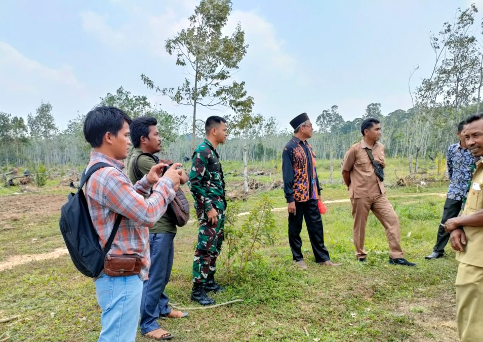 Babinsa Koramil 406-01/Rawas ulu Serda Amrullah rahim komsos bersama warga didesa binaan.