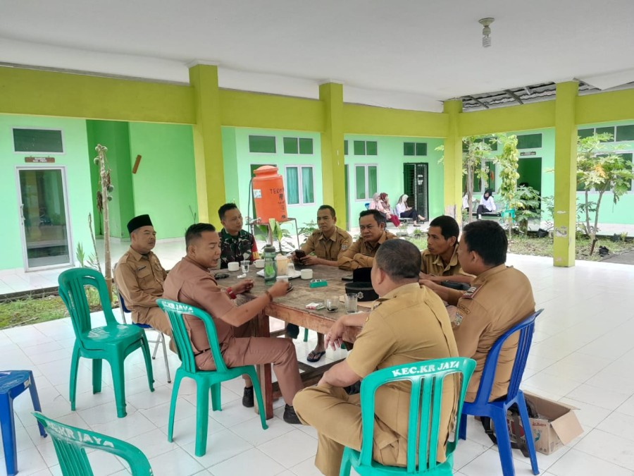 Jalani Silaturahmi Babinsa Koramil 406-03/Rupit Komsos Melaksanakan Komsos Bersama Warga Desa Diwilayah Binaan.