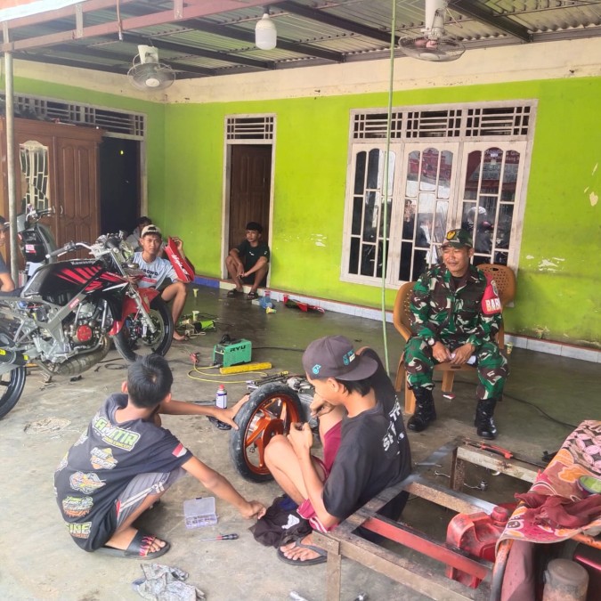 Babinsa Koramil 406-04/Muara Lakitan Komsos Dengan Pemilik Bengkel Motor di wilayah binaan