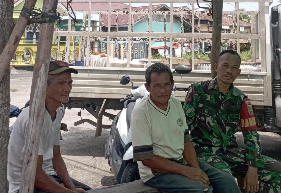 Jalani Silaturahmi Di Bulan Ramadhan Babinsa Koramil 406-06/Tugumulyo Kopda Yogi Melaksanakan Komsos Diwilayah binaan.