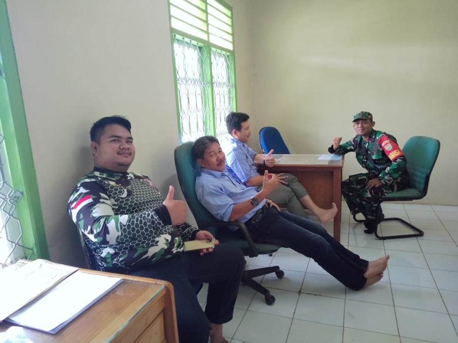 Serda Tri Bawono Babinsa Koramil 406-04/Muara Lakitan jalin Silaturahmi Dengan Karyawan PT MHP di wilayah desa Binaan