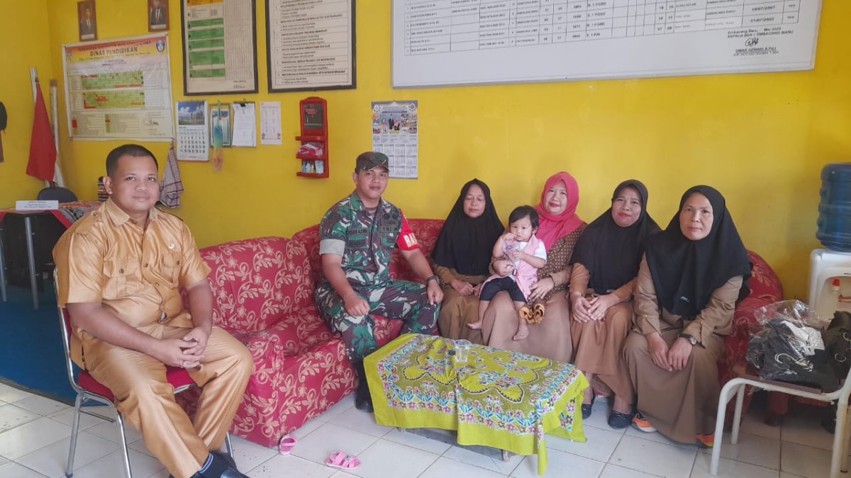 Jalani Silaturahmi Di Bulan Ramadhan Babinsa Koramil 406-03/Rupit Melaksanakan Komsos Bersama Guru TK Di Wilayah Binaan.