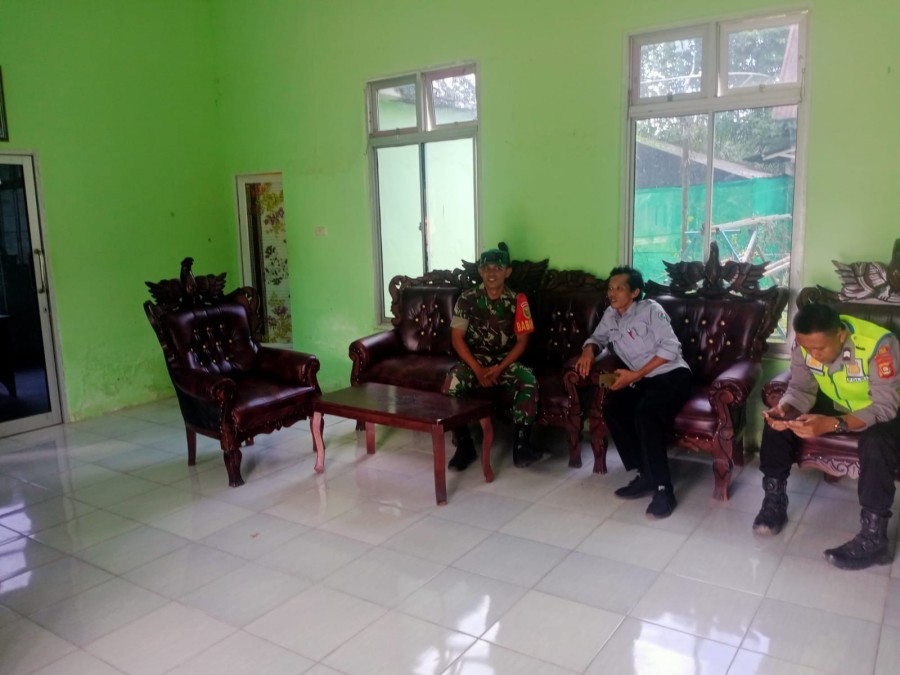 Tingkatkan Sinergitas Babinsa dan Bhabinkamtibmas Melaksanakan Komsos Dengan Perangkat Desa di wilayah binaan