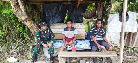 Bincang Santai, Serma Taufik Komsos ingatkan Keamanan Wilayah di Desa Binaan.