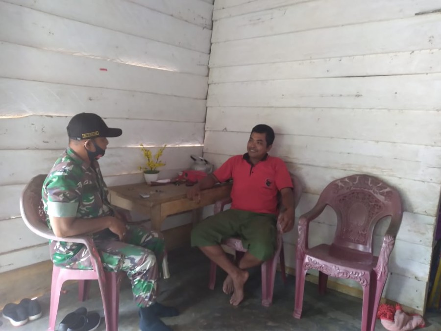 Tingkatkan Keamanan di Wilayah Binaan, Sertu Abdul Rohim Komsos Dengan Anggota Linmas di wilayah desa binaan