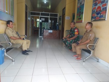 Babinsa Koramil 406-02/Rawas ilir Serma endang permana komsos bersama staf kecamatan didesa binaan.