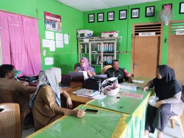 Jalani Silaturahmi Di Bulan Ramadhan Babinsa Koramil 406-06/Tugumulyo Sertu Kamsiran Melaksanakan Komsos Bersama Perangkat Desa.