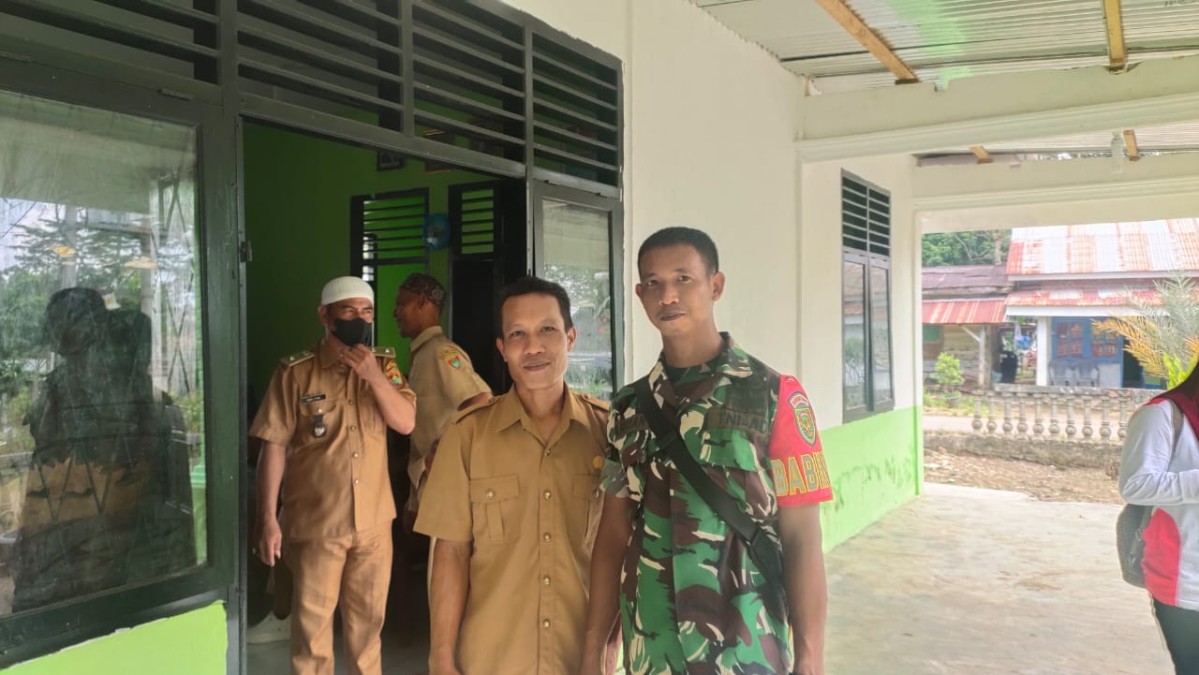 Babinsa Komsos Dengan Perangkat Desa Bahas Tentang Keamanan Dan Ketertiban di Wilayah Desa Binaan.