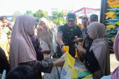 Ratusan Masyarakat Sangat Antusias Untuk Membeli Barang Kebutuhan Pokok Yang Dijual Dengan Harga Murah