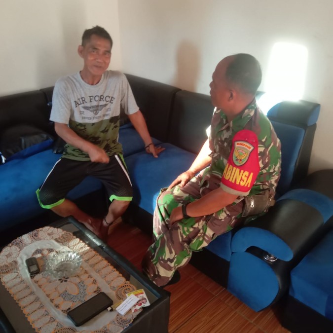 Komsos Dengan Warga, Babinsa Jalin Silaturahmi Di Wilayah Binaan.