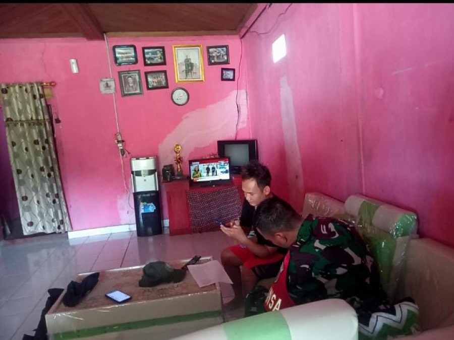 Babinsa Koramil 406-01/Rawas ulu Serda Bayu Anggara komsos bersama warga didesa binaan.