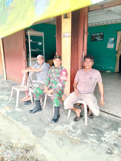 Babinsa Koramil 406-02/Rawas ilir koptu Sugeng Wibowo komsos bersama warga didesa binaan.