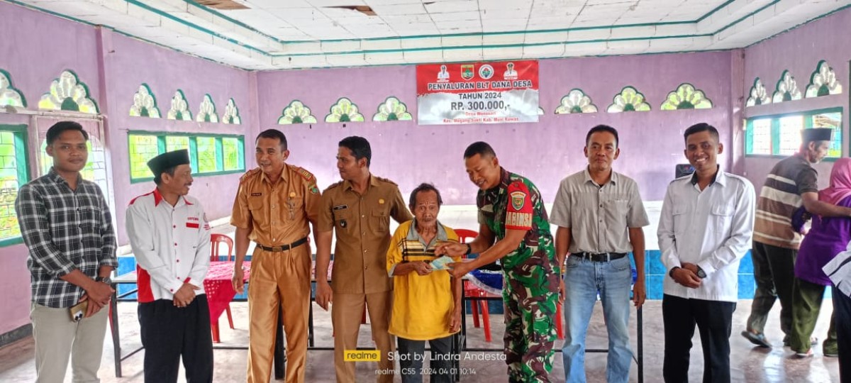 Sertu tugiyanto Babinsa Koramil 406-04/Muara Lakitan melalukan pendampingan pembagian BLT di wilayah binaan