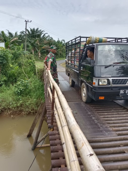 Antisipasi Banjir,Babinsa Koramil 406-07/jayaloka Serda Yuda Ade Hermawan Monitoring Wilayah