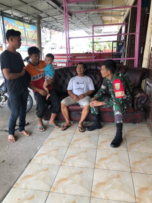 Babinsa Koramil 406-03/Rupit Melaksanakan komsos Di wilayah Binaan.