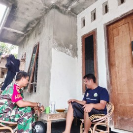 Serda Mardian babinsa Koramil 406-07/jayaloka komsos dengan tokoh pemuda di wilayah binaan