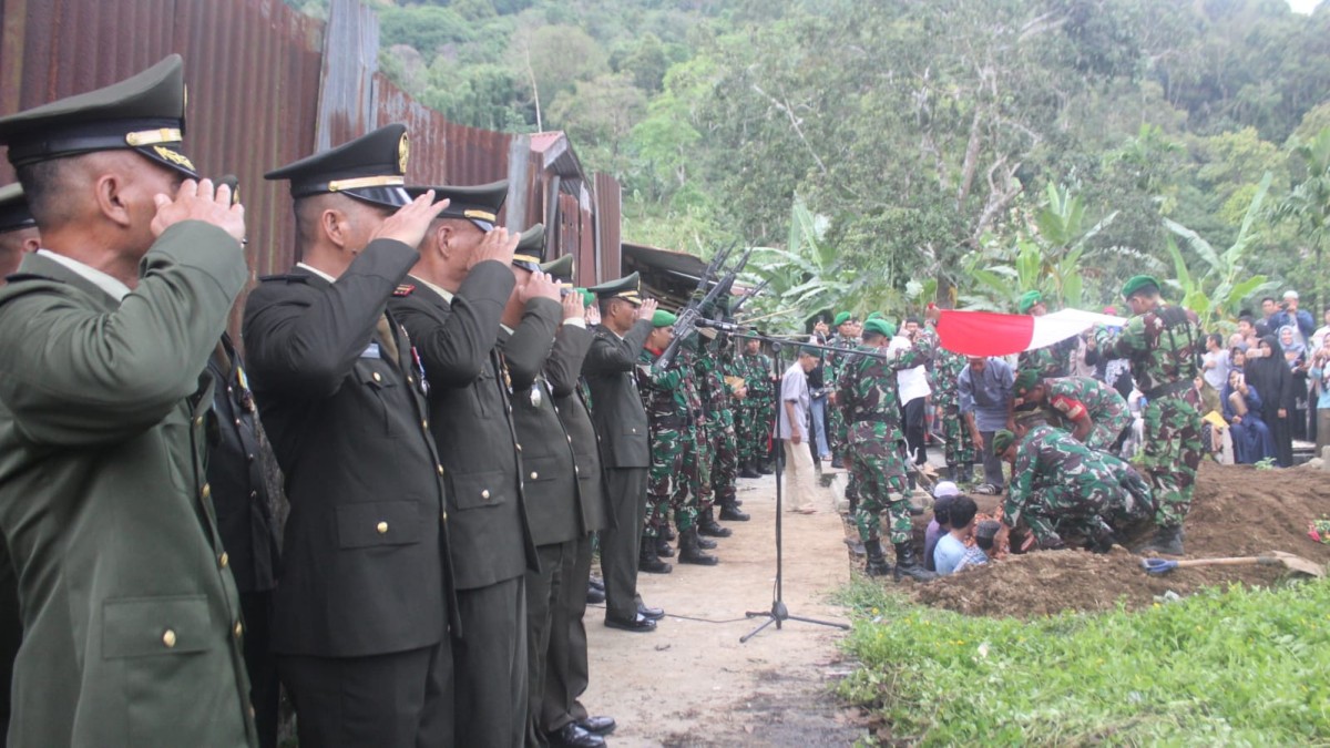 Salah Satu Babinsa Kodim 0406/ Lubuk Linggau Dimakamkan Secara Militer