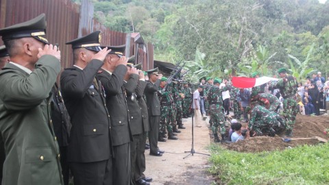 Salah Satu Babinsa Kodim 0406/ Lubuk Linggau Dimakamkan Secara Militer