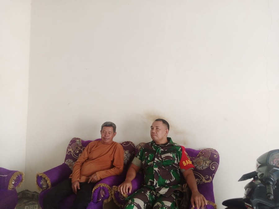 Babinsa Koramil 406-07/Jayaloka Sertu Yusuf Komsos dengan Tokoh Agama Di Desa Binaan