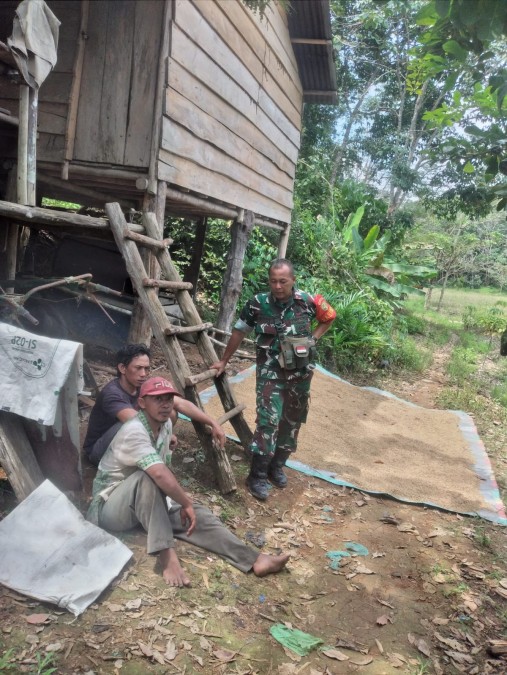 Babinsa desa ngestiboga l Koramil 406-07/jayaloka Komsos Dengan Masyarakat di wilayah binaan