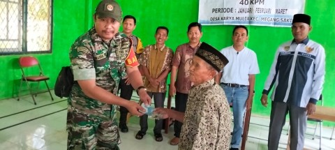 Babinsa Koramil 406-04/Muara Lakitan Serda Murah Hidayatullah hadiri pembagian BLT dan pengecekan Titi O di Wilayah desa binaan