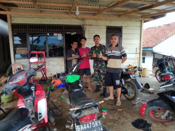 Suasana idul Fitri 1445 H, Babinsa Koramil Koramil 406-04/Muara Lakitan Laksanakan Komsos Dengan Pemilik Usaha Bengkel