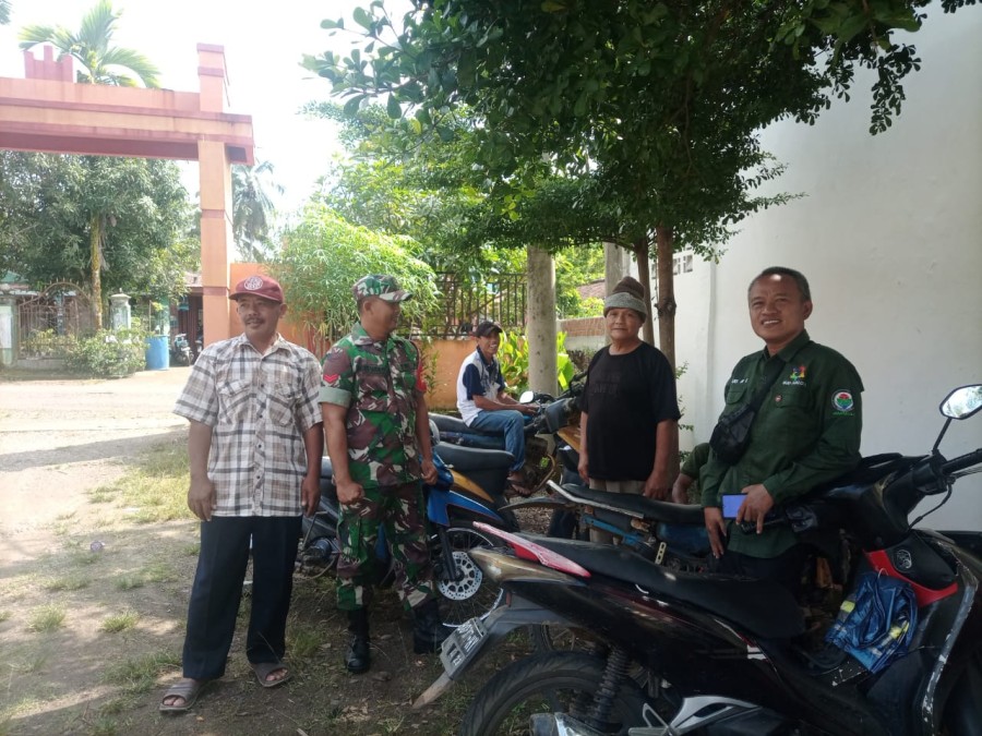 Masih dalam Suasana Lebaran, Babinsa Koramil 406-07/jayaloka Komsos Dengan Warga di Wilayah Binaan