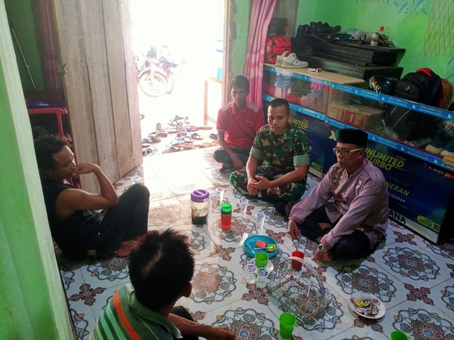 Babinsa Koramil 406-05/Muara Kelingi Halal Bi Halal Ke Rumah Warga