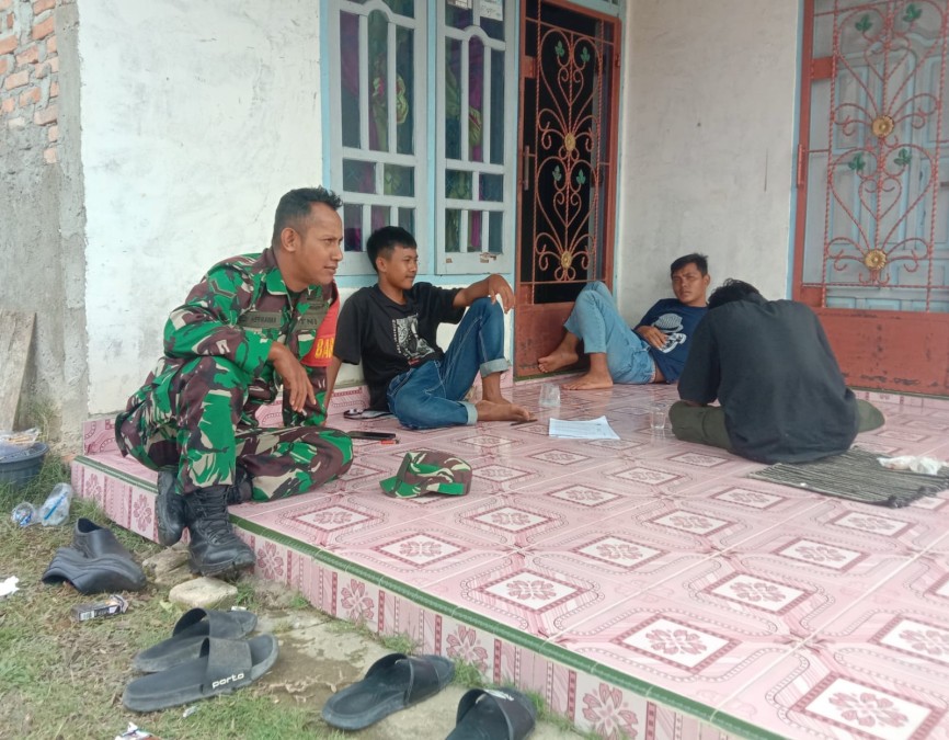 Cegah Kenakalan Remaja, Babinsa Komsos Dengan pemuda di wilayah binaan