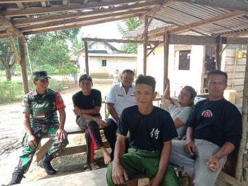 Jalin Hubungan kerja yang Baik, Babinsa melaksanakan Komsos Dengan masyarakat desa Binaan