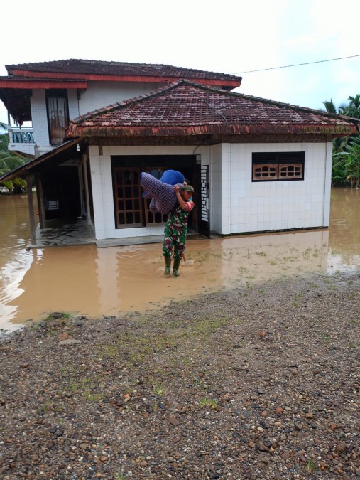 Sigap Dalam Penanggulangan Bencana, Babinsa Koramil 406-03/Rupit Bantu Selamatkan Barang Milik Warga