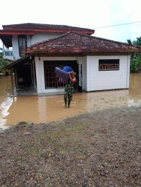 Sigap Dalam Penanggulangan Bencana, Babinsa Koramil 406-03/Rupit Bantu Selamatkan Barang Milik Warga